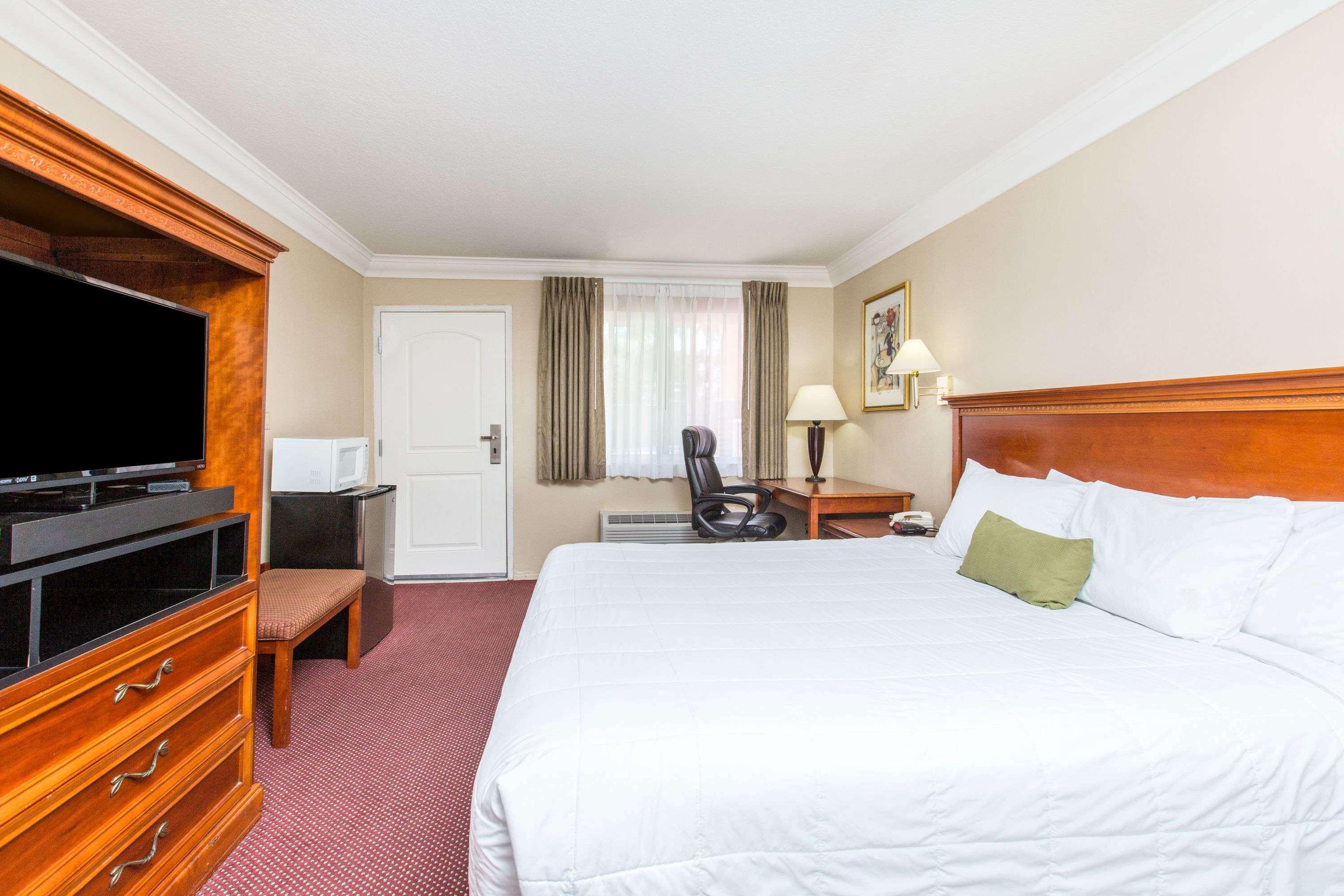Days Inn By Wyndham Near City Of Hope Duarte Экстерьер фото